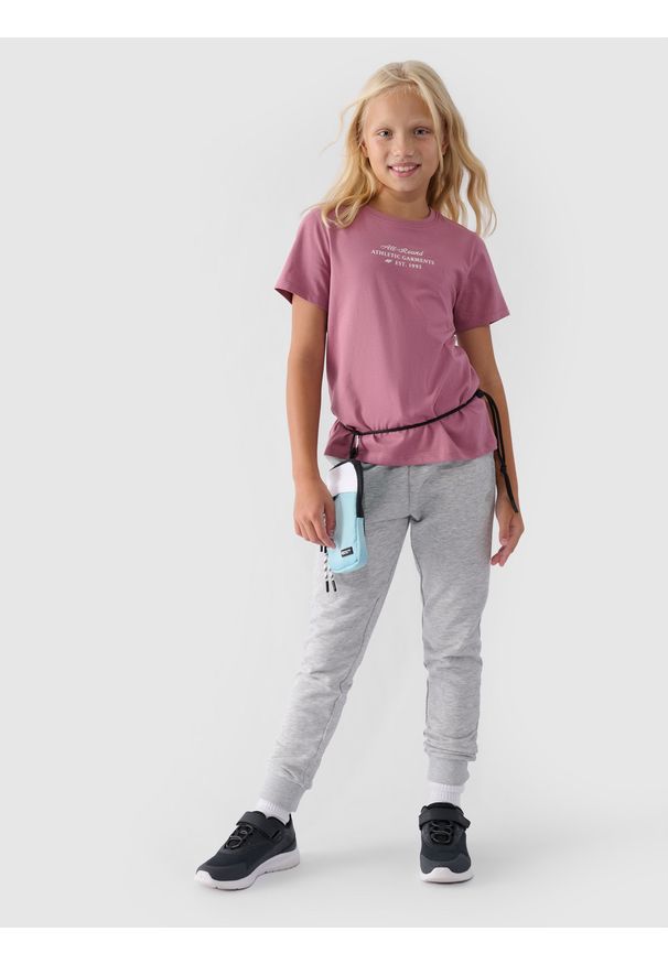 4f - 4F T-shirt z nadrukiem dziewczęcy - różowy 122 (6-7 lat). Okazja: na co dzień. Kolor: różowy. Materiał: jersey, dzianina, bawełna. Długość rękawa: krótki rękaw. Długość: krótkie. Wzór: nadruk. Sezon: lato. Styl: casual, sportowy, klasyczny