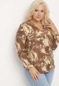 Born2be - Brązowa Koszula z Wiskozą w Abstrakcyjny Print z Podpinanymi Rękawami Asapis. Okazja: na co dzień. Typ kołnierza: dekolt w serek. Kolekcja: plus size. Kolor: brązowy. Materiał: wiskoza. Wzór: nadruk. Styl: casual, elegancki