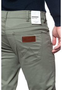 Wrangler - MĘSKIE SPODNIE MATERIAŁOWE WRANGLER GREENSBORO DUSTY OLIVE W15QWA275. Materiał: materiał