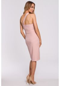 Sukienki.shop - Sukienka elegancka ołówkowa na jedno ramię z rozcięciem pudrowy róż. Kolor: różowy. Typ sukienki: ołówkowe. Styl: elegancki