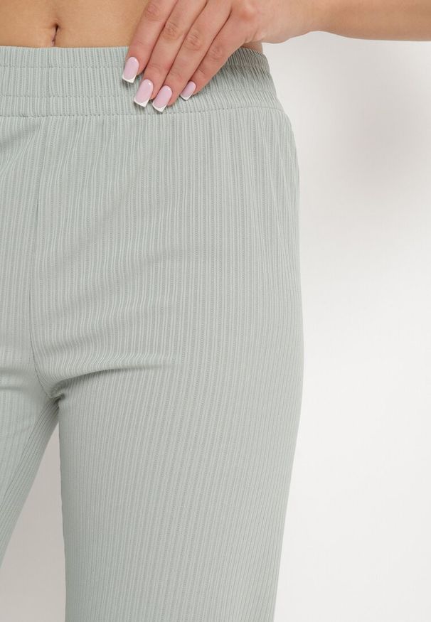 Born2be - Zielone Prążkowane Spodnie Szerokie z Gumką w Pasie Drasia. Kolor: zielony. Materiał: prążkowany