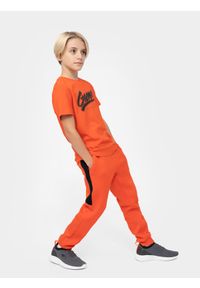 4f - Spodnie dresowe joggery chłopięce. Kolor: pomarańczowy. Materiał: dresówka