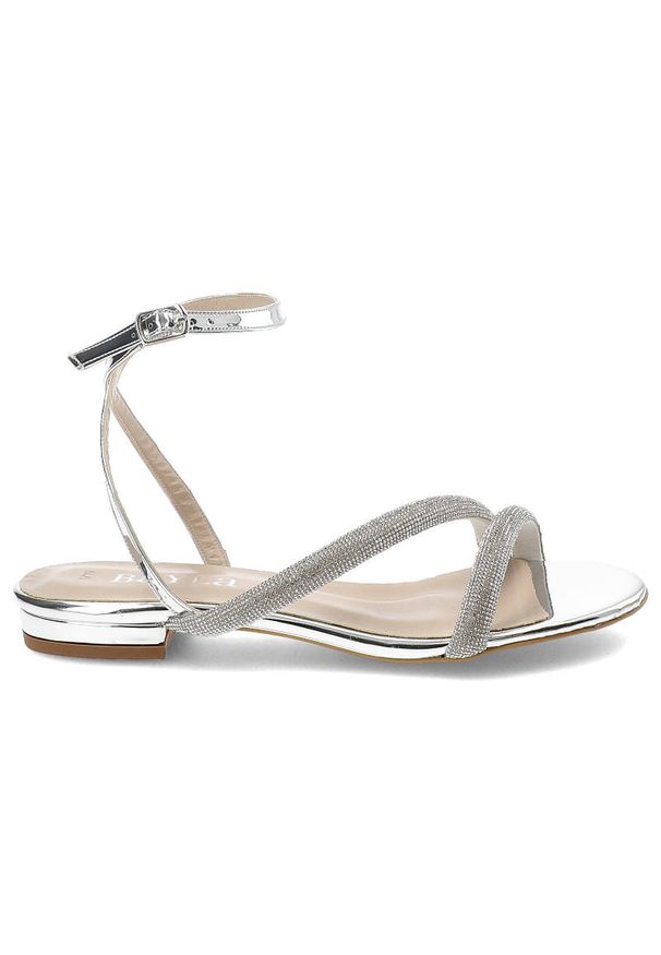 Srebrne Sandały Bayla Eleganckie Płaskie Buty. Okazja: na imprezę. Zapięcie: sprzączka, pasek. Kolor: srebrny. Materiał: lakier, skóra ekologiczna. Wzór: aplikacja, paski. Sezon: lato. Obcas: na obcasie. Styl: elegancki