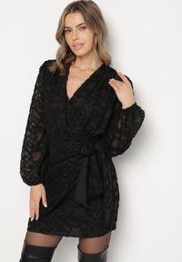 Born2be - Czarna Kopertowa Sukienka z Tkaniny Plumeti Zenorava. Typ kołnierza: dekolt w kształcie V. Kolor: czarny. Materiał: tkanina. Długość rękawa: długi rękaw. Wzór: aplikacja. Typ sukienki: kopertowe. Styl: elegancki, klasyczny #6