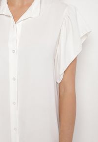 Born2be - Biała Sukienka Koszulowa z Guzikami i Falbankami Tenalena. Okazja: na co dzień. Typ kołnierza: kołnierz z falbankami. Kolor: biały. Typ sukienki: koszulowe. Styl: sportowy, casual, elegancki #2