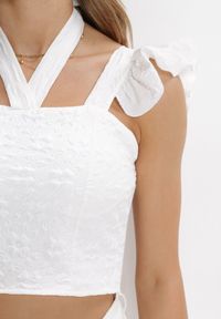 Born2be - Biały Dopasowany Top Wiązany na Szyi z Falbankami Aliss. Typ kołnierza: kołnierz z falbankami. Kolor: biały. Długość rękawa: na ramiączkach. Wzór: aplikacja #4