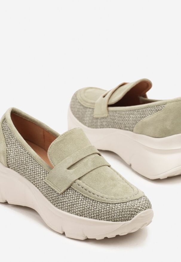 Renee - Zielone Półbuty na Tłoczonej Platformie Eraviella. Okazja: na co dzień. Kolor: zielony. Materiał: jeans. Obcas: na platformie. Styl: casual, elegancki. Wysokość obcasa: średni