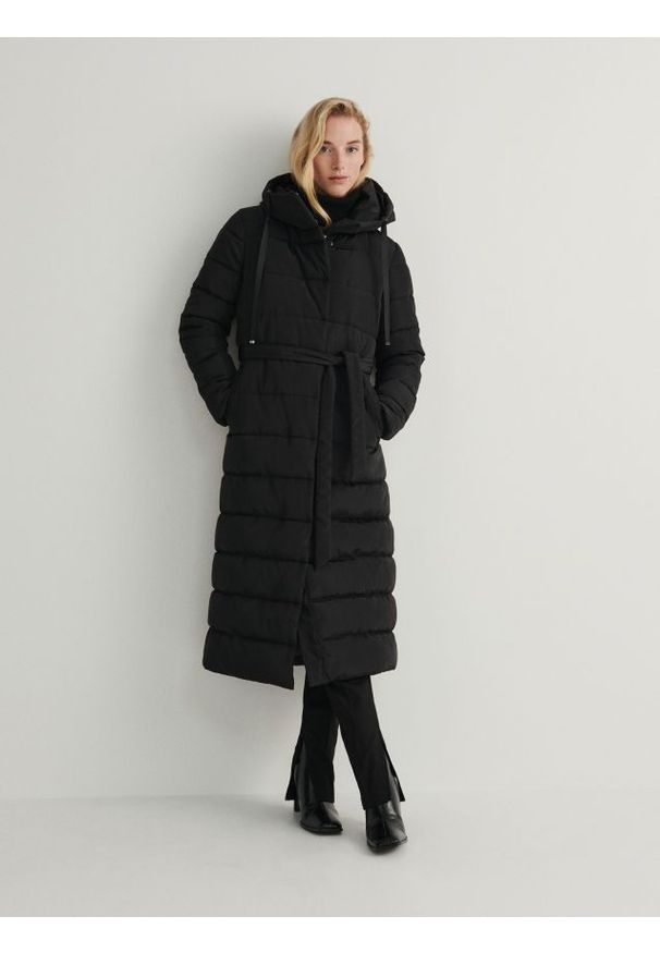 Reserved - Długi płaszcz z kapturem - czarny. Typ kołnierza: kaptur. Kolor: czarny. Materiał: tkanina. Długość: długie