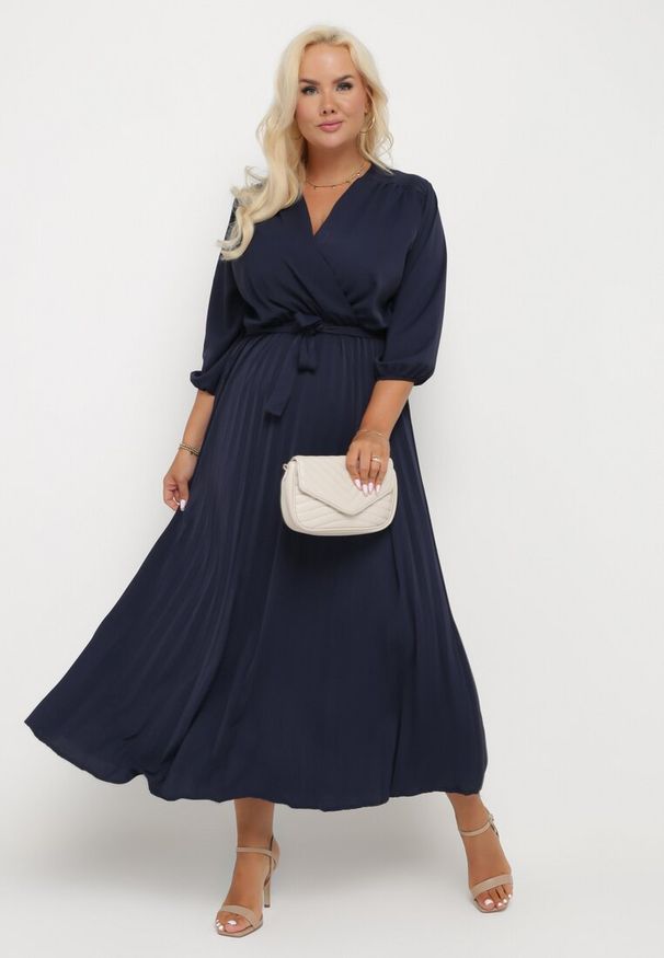 Born2be - Granatowa Plisowana Sukienka Maxi z Kopertowym Dekoltem i Wiązaniem w Talii Lariah. Kolekcja: plus size. Kolor: niebieski. Materiał: materiał. Typ sukienki: kopertowe. Długość: maxi