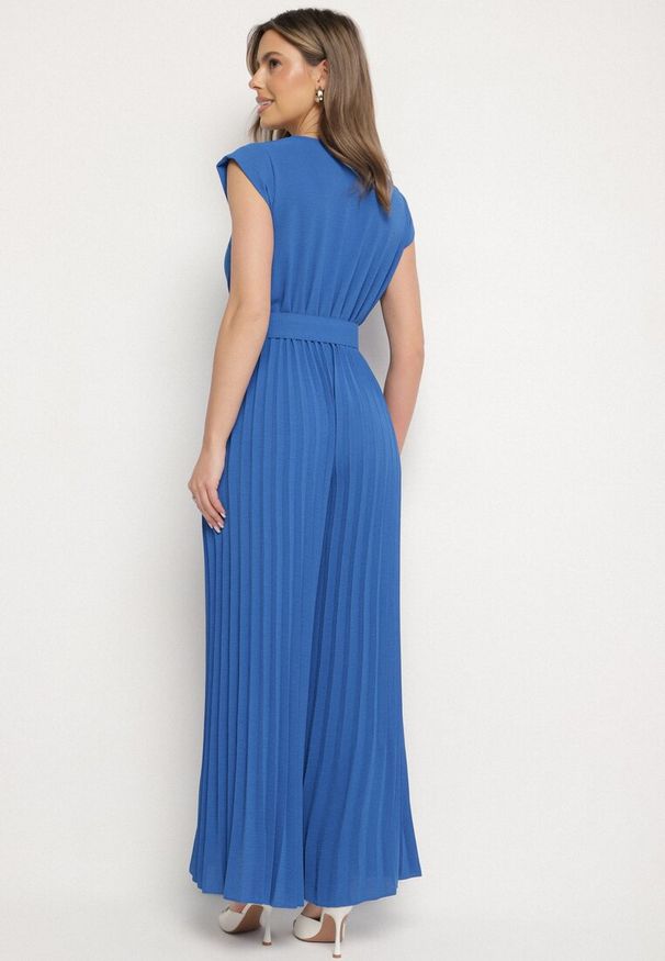 Born2be - Niebieski Kombinezon o Kopertowym Kroju z Plisami i Paskiem w Talii Salivania. Okazja: na wesele, na ślub cywilny, na studniówkę, na imprezę. Kolor: niebieski. Styl: klasyczny, elegancki
