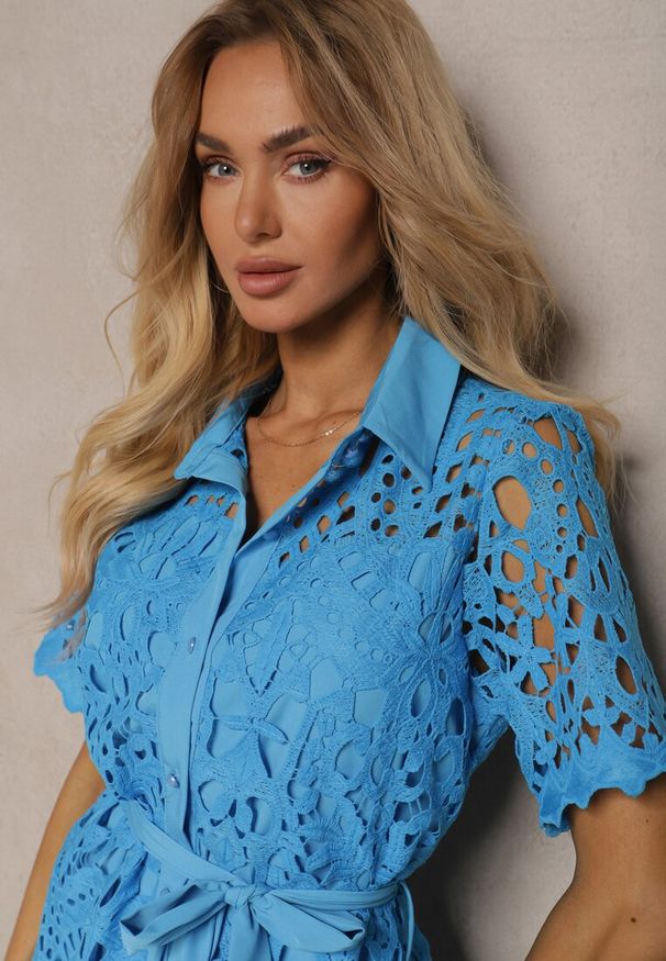 Renee - Niebieska Koszulowa Sukienka Midi z Ażurowym Zdobieniem Tatrasi. Kolor: niebieski. Materiał: materiał, koronka. Długość rękawa: krótki rękaw. Wzór: ażurowy, aplikacja. Typ sukienki: koszulowe. Długość: midi