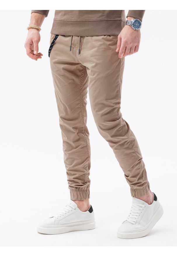 Ombre Clothing - Spodnie męskie joggery P908 - beżowe - XXL. Okazja: na co dzień. Kolor: beżowy. Materiał: elastan, bawełna. Wzór: aplikacja. Styl: casual, klasyczny