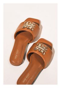 Nine West Klapki SMRL393663-02 Beżowy. Kolor: beżowy. Materiał: syntetyk, materiał