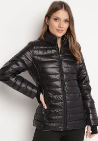 Born2be - Czarna Kurtka Pikowana na Sezon Przejściowy Verlisa. Okazja: na co dzień. Typ kołnierza: bez kaptura. Kolor: czarny. Styl: casual #1