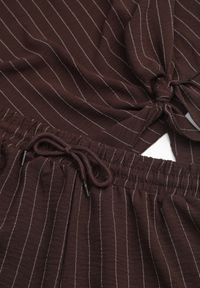 Renee - Brązowy Casualowy Komplet z Dużą Zawartością Wiskozy Wiązana Bluzka i Szorty Pellea. Kolor: brązowy. Materiał: wiskoza. Wzór: prążki #8