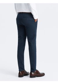 Ombre Clothing - Spodnie klasyczne męskie chino z delikatną teksturą - granatowe V3. Kolor: niebieski. Materiał: materiał, poliester, bawełna. Styl: klasyczny #10
