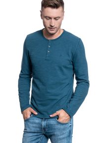 Mustang - MĘSKI LONGSLEEVE MUSTANG ANTON C HENLEY 1009959 5243. Typ kołnierza: typu henley. Kolor: niebieski. Długość rękawa: długi rękaw #2