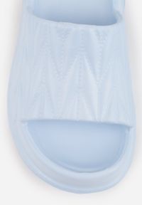 Born2be - Jasnoniebieskie Klapki na Grubej Podeszwie z Tłoczoną Cholewką Farnan. Okazja: na co dzień, na spacer. Kolor: niebieski. Materiał: dzianina, dresówka. Wzór: paski. Sezon: lato. Styl: casual, elegancki #3