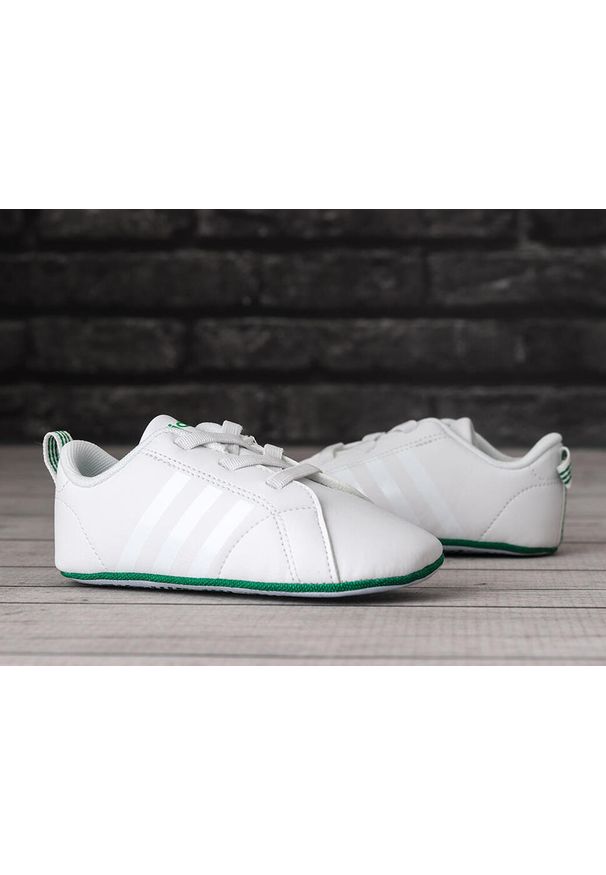 Buty dziecięce sportowe Adidas VS ADVANTAGE CRIB. Kolor: biały, zielony, wielokolorowy. Model: Adidas Advantage. Sport: turystyka piesza