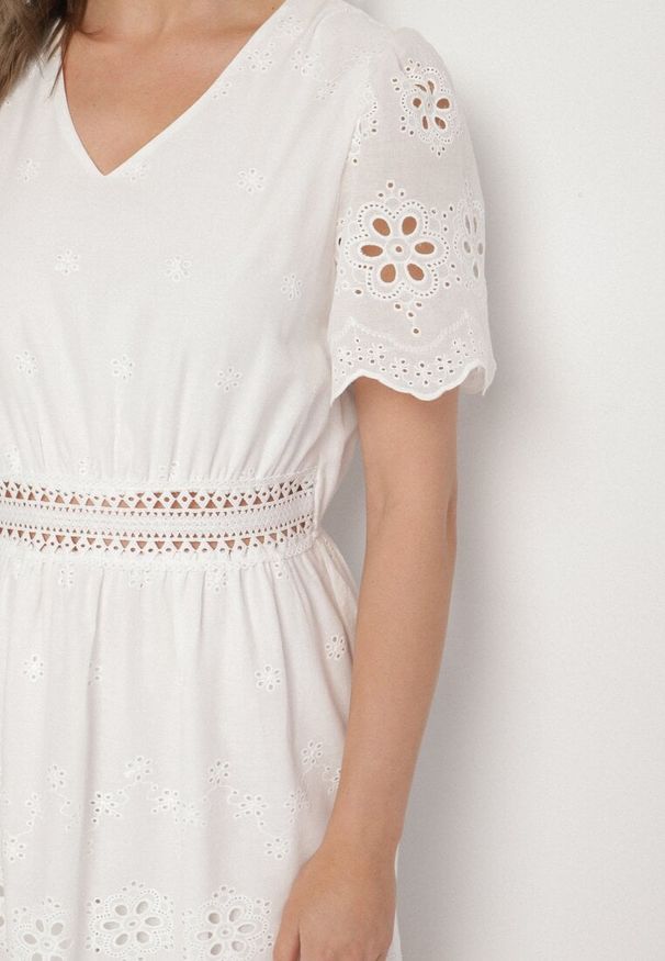 Born2be - Biała Bawełniana Sukienka Boho o Rozkloszowanym Kroju Zdobiona Haftem Efrissea. Okazja: na imprezę. Typ kołnierza: dekolt w serek. Kolor: biały. Materiał: bawełna. Długość rękawa: krótki rękaw. Wzór: aplikacja, haft. Sezon: lato. Styl: boho
