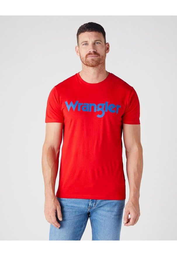 Wrangler - WRANGLER SS LOGO TEE MĘSKI T-SHIRT LOGO FLAME RED W7MUD3R06 112146387