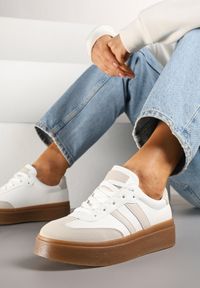 Renee - Biało-Beżowe Klasyczne Sneakersy Tenisówki na Niskiej Platformie Denirla. Okazja: na co dzień. Kolor: biały. Materiał: jeans. Obcas: na platformie