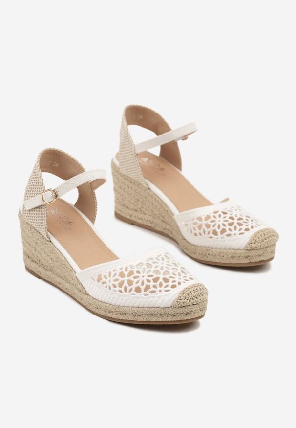 Born2be - Białe Ażurowe Sandały Espadryle na Koturnie z Plecionki Nusielis. Okazja: na co dzień. Zapięcie: pasek. Kolor: biały. Materiał: koronka, jeans. Wzór: ażurowy. Obcas: na koturnie. Styl: boho, casual