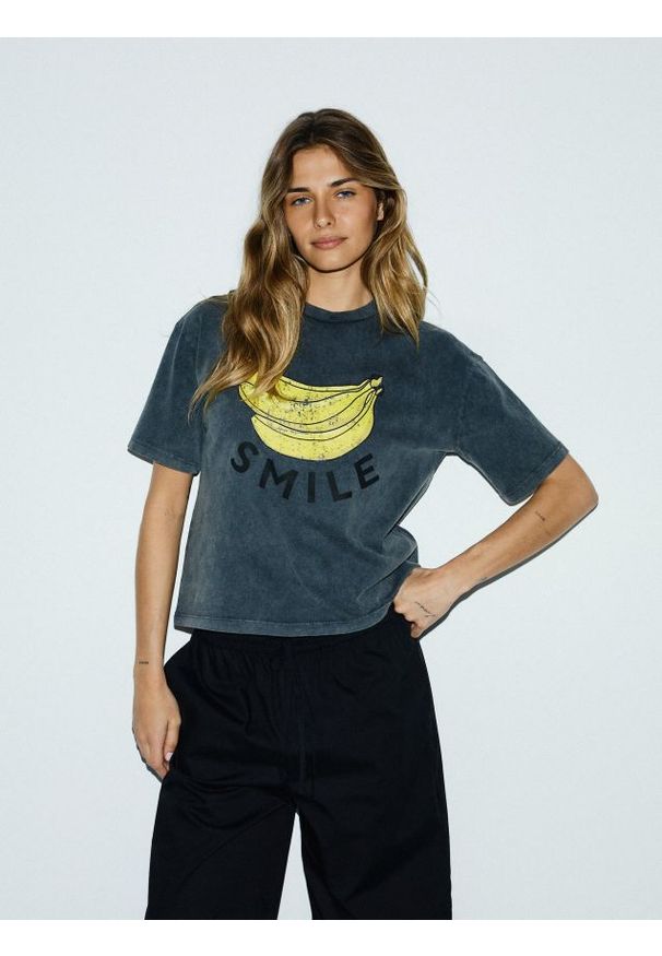 Reserved - T-shirt regular z nadrukiem - ciemnoszary. Kolor: szary. Materiał: dzianina, bawełna. Wzór: nadruk