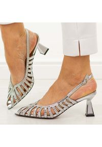 Srebrne skórzane sandały damskie DiA 3073. Okazja: na komunię, na ślub cywilny, na wesele, na imprezę. Kolor: srebrny. Materiał: skóra. Wzór: aplikacja. Sezon: wiosna, lato. Obcas: na szpilce. Styl: elegancki, klasyczny, wizytowy #1