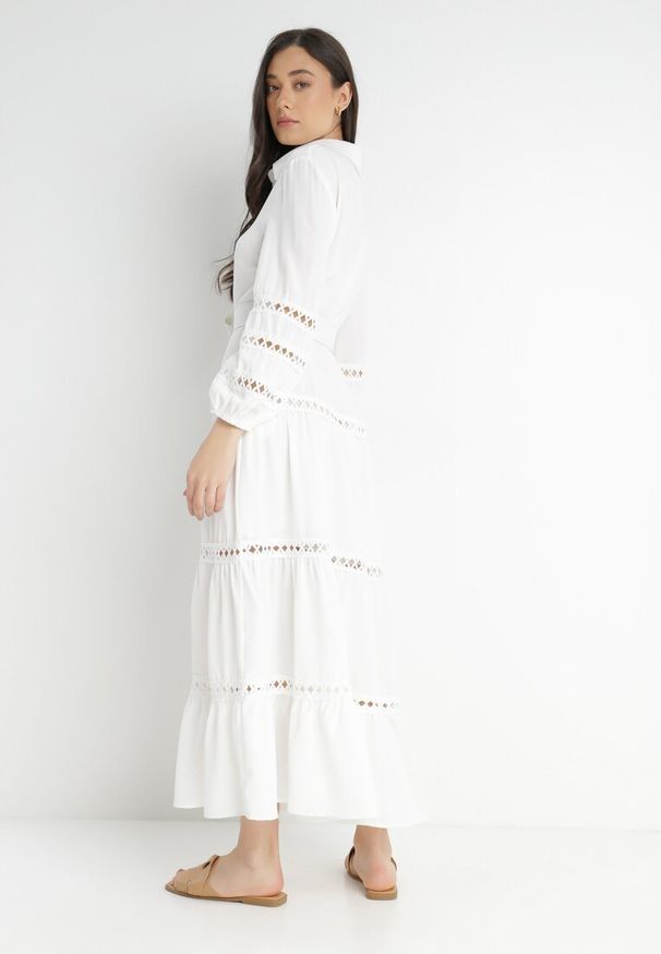 Born2be - Biała Sukienka z Paskiem Dorica. Kolor: biały. Długość rękawa: długi rękaw. Wzór: ażurowy, aplikacja. Sezon: lato. Typ sukienki: koszulowe. Styl: boho. Długość: maxi