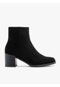 Ryłko - Czarne botki ze skóry welurowej. Okazja: na co dzień. Nosek buta: okrągły. Zapięcie: zamek. Kolor: czarny. Szerokość cholewki: normalna. Wysokość cholewki: za kostkę. Materiał: welur, skóra. Sezon: jesień, zima. Obcas: na obcasie. Styl: street, klasyczny, elegancki, casual. Wysokość obcasa: średni #1