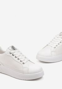 Renee - Białe Sneakersy z Przeplataną Wstawką Olimua. Kolor: biały. Szerokość cholewki: normalna. Wzór: aplikacja