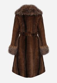 Born2be - Brązowy Futrzany Płaszcz z Paskiem i Ozdobnym Kołnierzem i Rękawami Ceneffa. Okazja: na co dzień. Typ kołnierza: golf. Kolor: brązowy. Materiał: futro. Długość rękawa: długi rękaw. Długość: długie. Styl: klasyczny, casual, elegancki #3