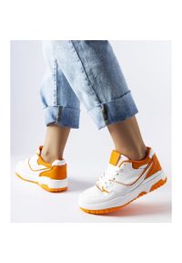 Inna Biało-pomarańczowe sneakersy Barrette białe. Okazja: na co dzień. Nosek buta: okrągły. Kolor: biały. Sezon: lato