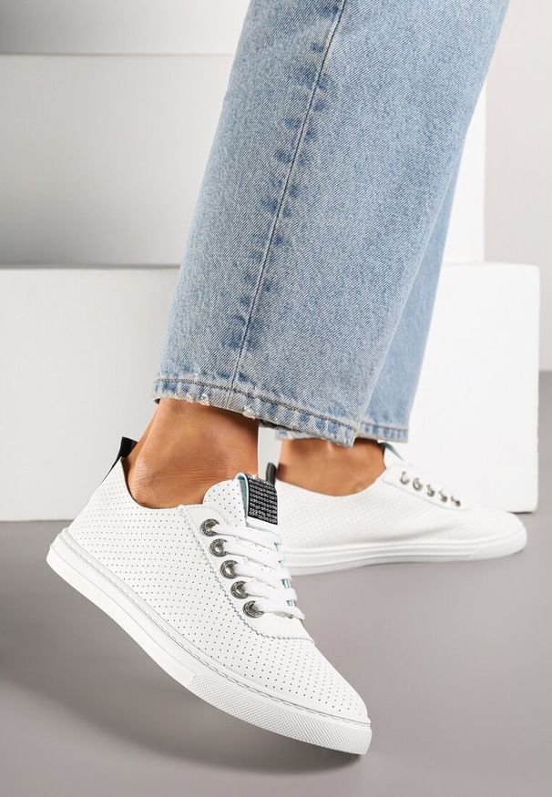 Born2be - Biało-Czarne Tenisówki z Ażurową Cholewką i Cyrkoniami Liricela. Okazja: na co dzień. Kolor: biały. Materiał: jeans. Szerokość cholewki: normalna. Wzór: ażurowy. Styl: klasyczny, casual