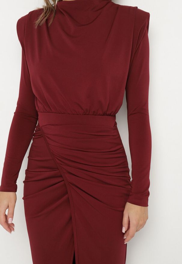 Born2be - Bordowa Koktajlowa Sukienka o Dopasowanym Kroju z Marszczeniem Besel. Kolor: czerwony. Styl: wizytowy