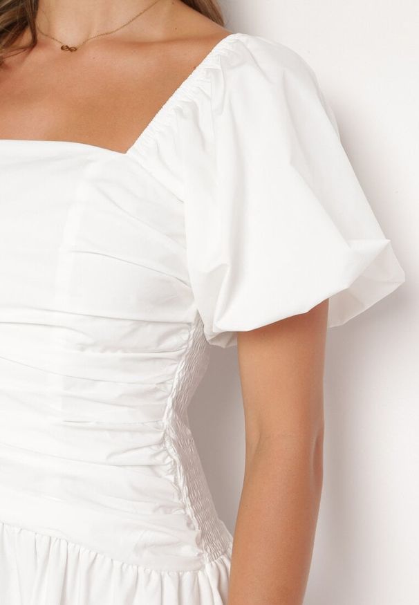 Born2be - Biała Rozkloszowana Marszczona Sukienka z Wiskozą i Bufiastymi Rękawami oraz Falbanką Larnovia. Okazja: na co dzień, na imprezę. Kolor: biały. Materiał: wiskoza. Typ sukienki: proste. Styl: elegancki, casual