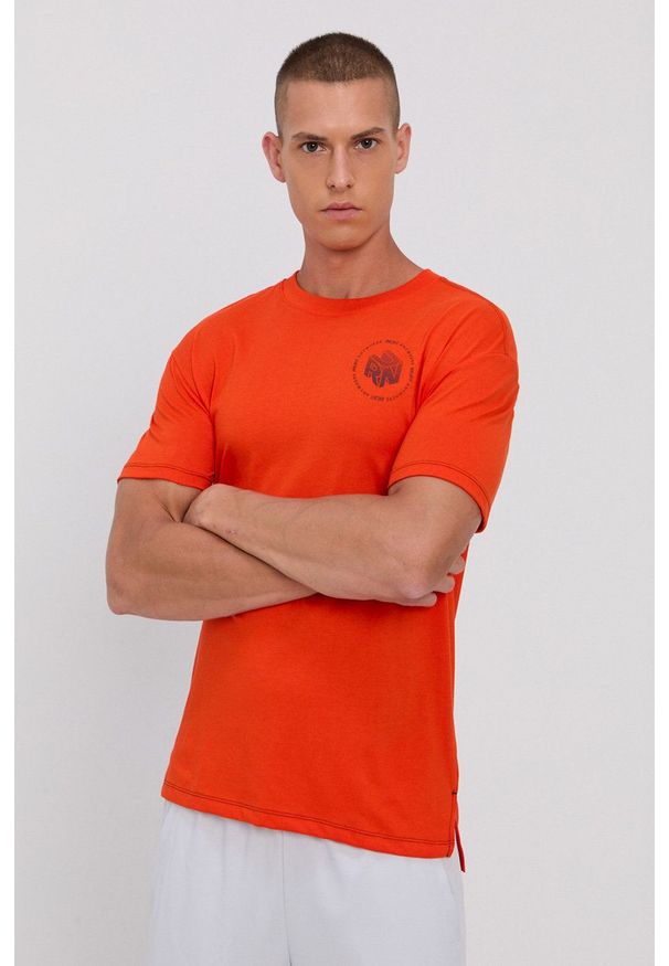 Under Armour - T-shirt. Kolor: pomarańczowy. Materiał: dzianina. Wzór: nadruk