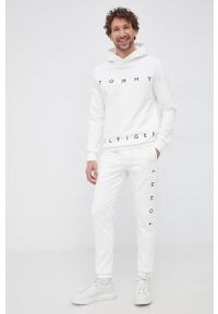 TOMMY HILFIGER - Tommy Hilfiger Spodnie bawełniane męskie kolor biały z aplikacją. Kolor: biały. Materiał: bawełna. Wzór: aplikacja #2