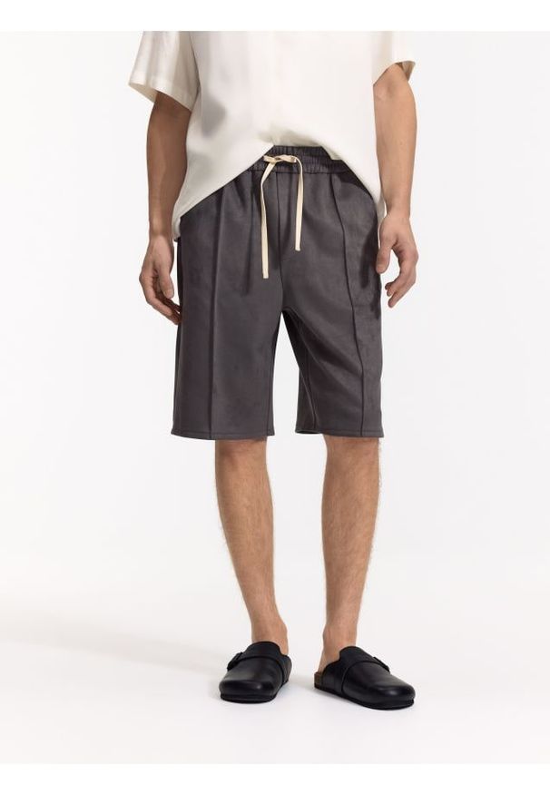 Reserved - Szorty z imitacji zamszu - ciemnoszary. Kolor: szary. Materiał: zamsz