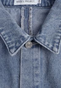 Renee - Niebieska Kurtka Jeansowa z Bawełny Typu Crop Bomber Jacket Veloma. Okazja: na co dzień. Kolor: niebieski. Materiał: bawełna, jeans. Długość: krótkie. Wzór: kolorowy. Styl: casual, elegancki #6