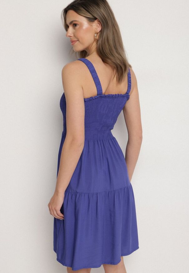 Born2be - Niebieska Rozkloszowana Sukienka na Ramiączkach z Wiskozy Miravelia. Okazja: na co dzień. Typ kołnierza: dekolt kwadratowy. Kolor: niebieski. Materiał: wiskoza. Długość rękawa: na ramiączkach. Typ sukienki: proste. Styl: casual
