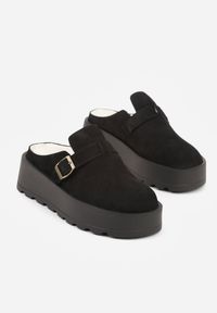 Born2be - Czarne Niskie Śniegowce na Grubej Podeszwie Zdobione Sprzączką Vetiare. Nosek buta: okrągły. Zapięcie: sprzączka. Kolor: czarny. Wzór: aplikacja. Materiał: zamsz, futro. Sezon: zima. Obcas: na koturnie. Styl: klasyczny. Wysokość obcasa: średni #5