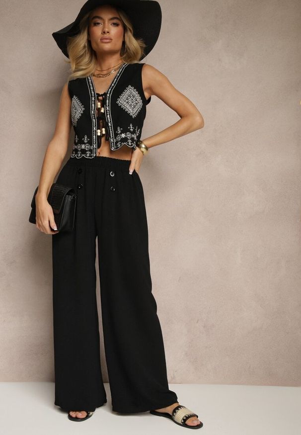 Renee - Czarne Spodnie z Bawełną o Szerokim Kroju High Waist Ozdobione Guzikami Morritia. Okazja: na co dzień. Stan: podwyższony. Kolor: czarny. Materiał: bawełna. Wzór: aplikacja. Styl: elegancki, casual
