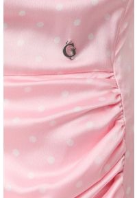 Guess sukienka kolor różowy mini prosta. Okazja: na co dzień. Kolor: różowy. Materiał: tkanina. Długość rękawa: na ramiączkach. Typ sukienki: proste. Styl: casual. Długość: mini #3