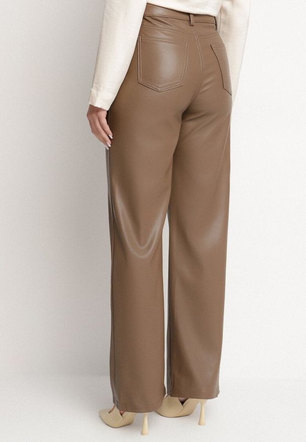 Born2be - Jasnobrązowe Spodnie z Szerokimi Nogawkami z Imitacji Skóry Goynes. Stan: podwyższony. Kolor: brązowy