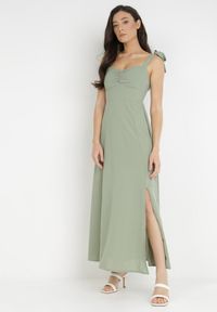 Born2be - Zielona Rozkloszowana Sukienka na Wiązanych Ramiączkach z Rozcięciem Kalora. Kolor: zielony. Materiał: tkanina. Długość rękawa: na ramiączkach. Wzór: gładki. Długość: maxi #4