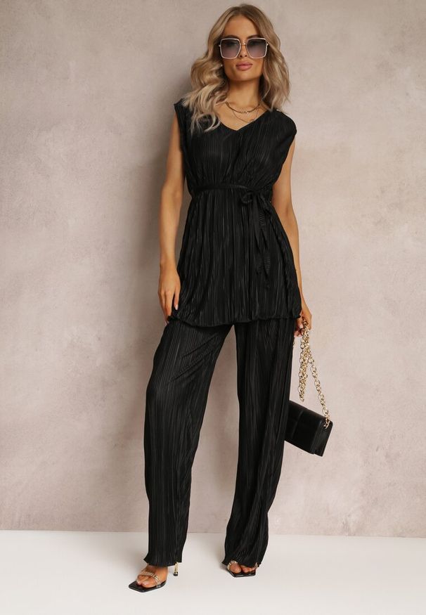 Renee - Czarny Plisowany 2-Częściowy Komplet Bluzka z Materiałowym Paskiem oraz Szerokie Długie Spodnie Lasion. Kolor: czarny. Materiał: materiał