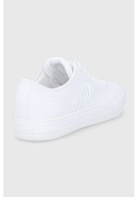 Guess tenisówki PRANZE damskie kolor biały. Nosek buta: okrągły. Zapięcie: sznurówki. Kolor: biały. Materiał: guma
