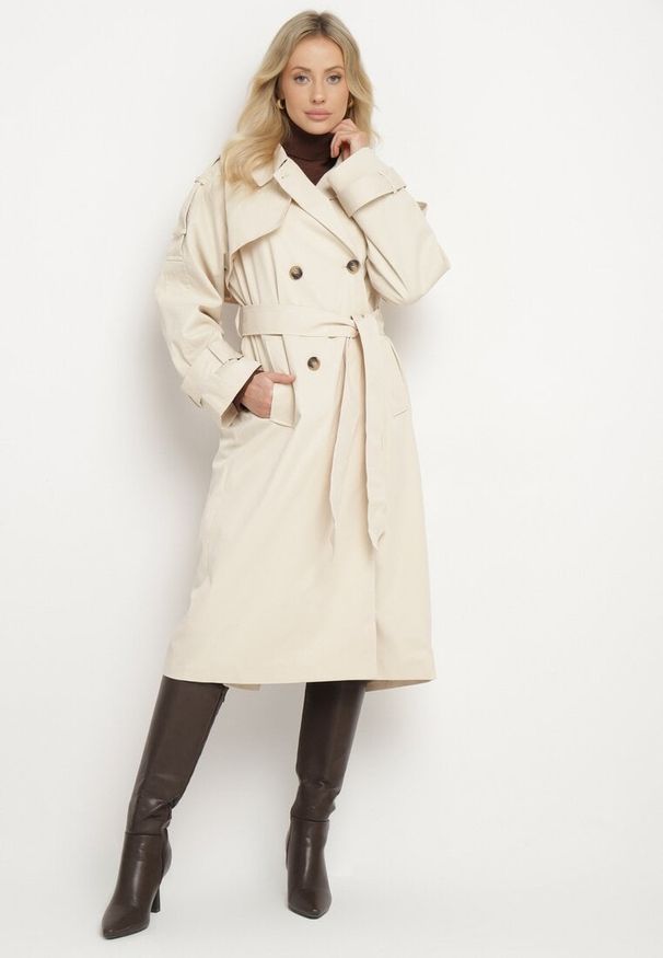 Born2be - Beżowy Dwurzędowy Płaszcz Trencz z Wiązanym Paskiem Rozcięciem i Klapą Terezi. Okazja: na co dzień. Kolor: beżowy. Materiał: jeans. Styl: casual, elegancki, klasyczny